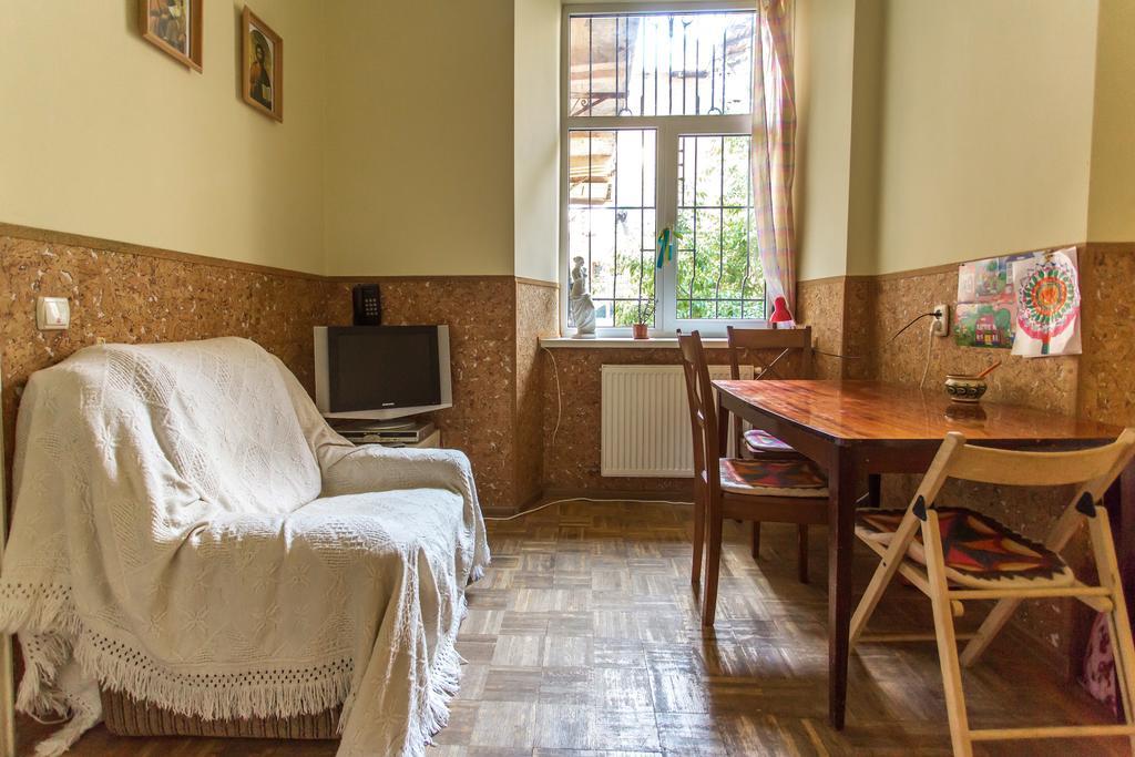 Magic Bus Hostel Lviv Eksteriør bilde